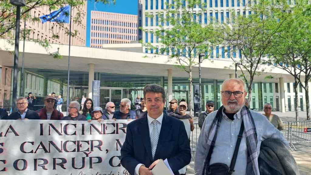 El abogado Albert Calduch y el portavoz de la Agrupació de Veïns del barri de Can Sant Joan de Montcada i Reixac, Jose Luis Conejero