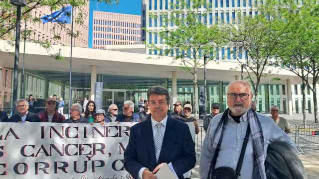El abogado Albert Calduch y el portavoz de la Agrupació de Veïns del barri de Can Sant Joan de Montcada i Reixac, Jose Luis Conejero