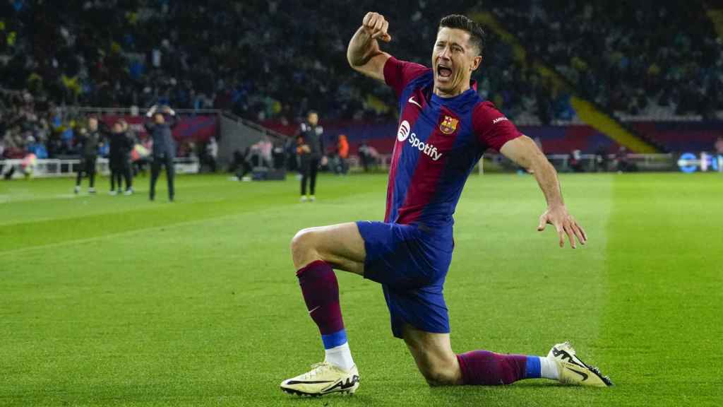 Robert Lewandowski celebra su tercer gol al Valencia