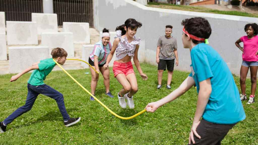 Grupo de niños jugando en un parque