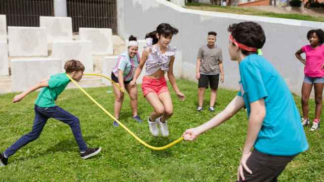 Grupo de niños jugando en un parque