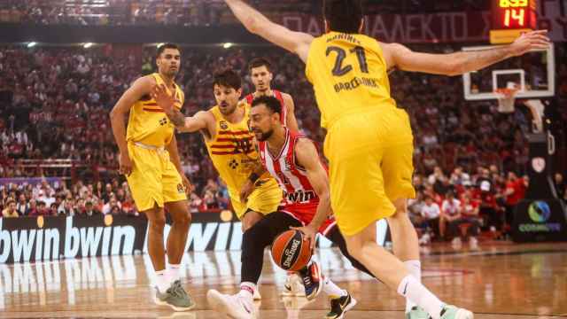 Los jugadores del Barça defienden una acción de Nigel Williams