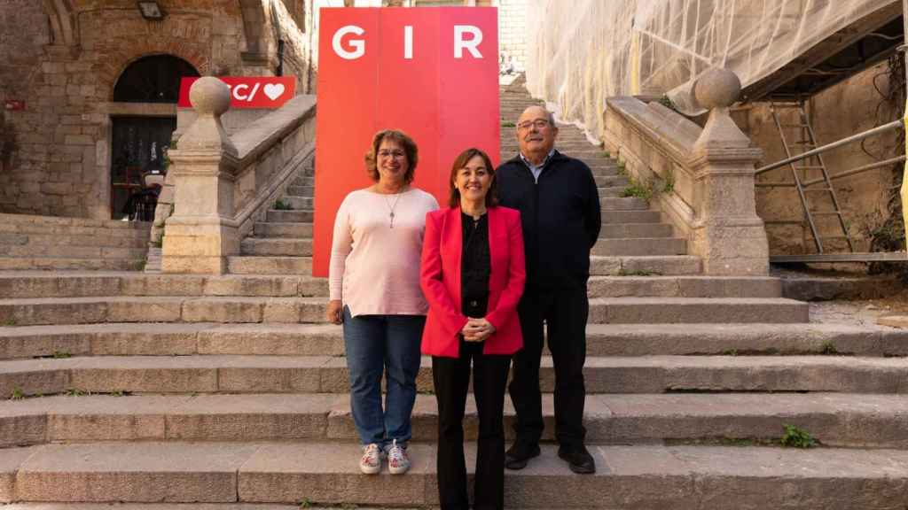 Eulàlia Lluch posa con Sílvia Paneque, candidata del PSC por Girona.