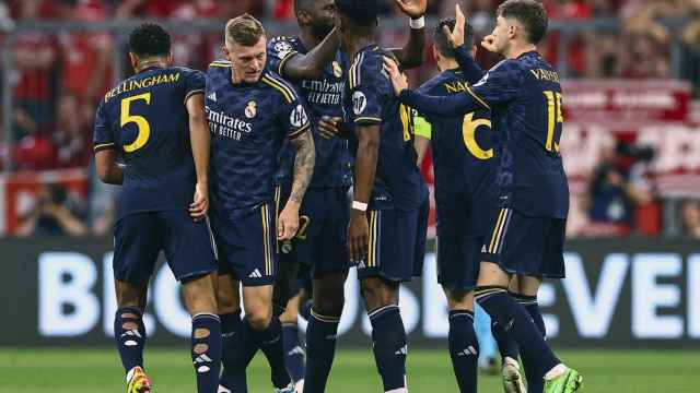 Los jugadores del Real Madrid celebran el primer gol de Vinicius contra el Bayern