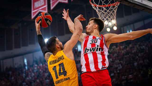 Willy Hernangómez intenta superar a su marca en el Olympiakos-Barça