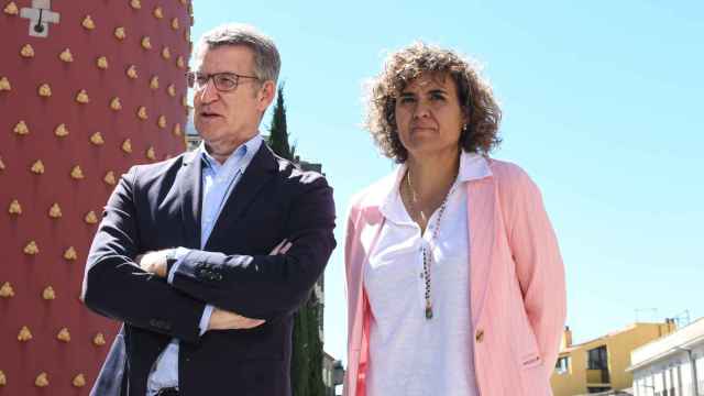 El líder del PP, Alberto Núñez Feijóo, junto a la actual portavoz del partido en el Parlamento Europeo (PE), Dolors Montserrat