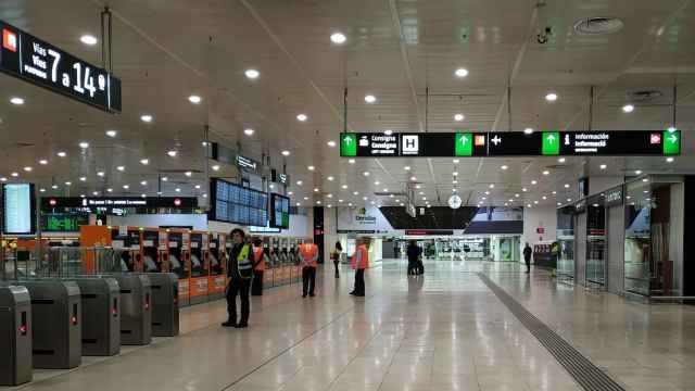 Máquinas de venta de billetes de tren en la estación de Sants de Barcelona