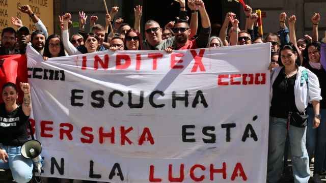 Los trabajadores del centro logístico de Bershka se manifiestan ante la tienda de Portal de l'Àngel