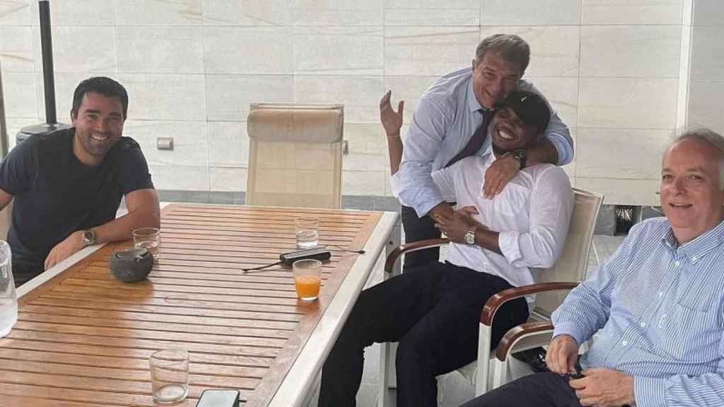 Deco, Joan Laporta, Samuel Eto'o i Alejandro Echevarría, en una trobada