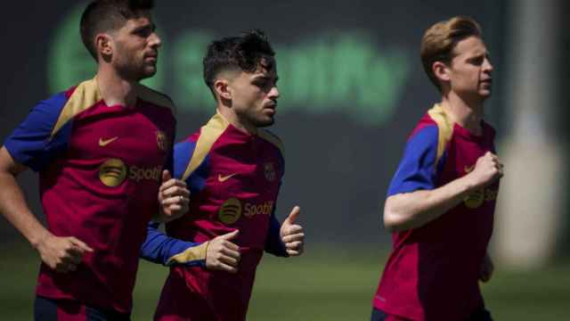 Sergi Roberto, Pedri y Frenkie de Jong, en un entrenamiento del Barça