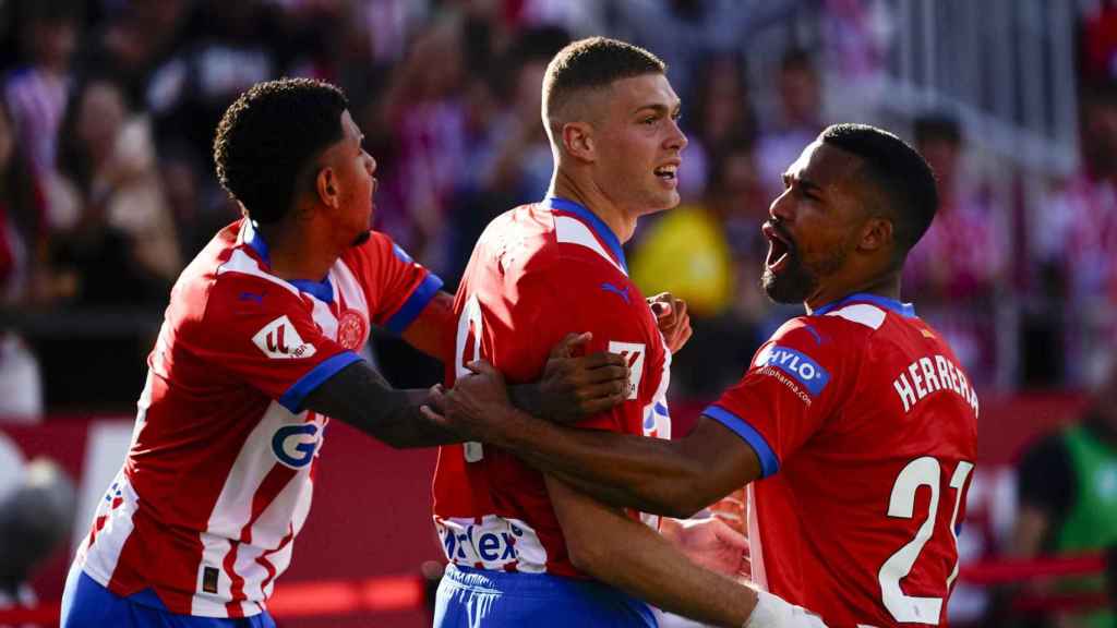 Los jugadores del Girona celebran el gol de Dovbyk