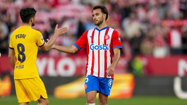 Éric García saluda a Pedri tras el derbi Girona-Barça