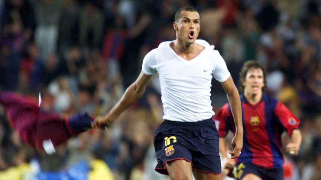 Rivaldo festeja un gol en su época como jugador del Barça