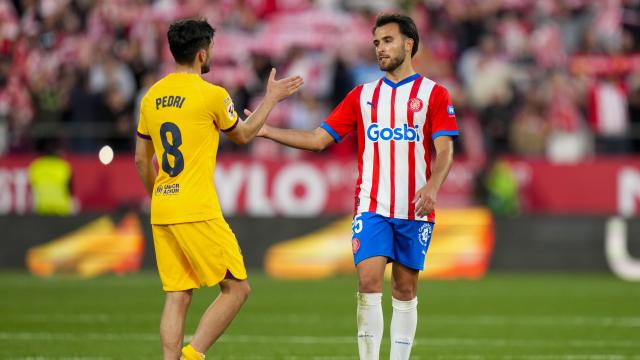 Éric García saluda a Pedri tras el derbi Girona-Barça