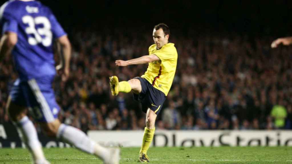 Remate de Iniesta en el campo del Chelsea