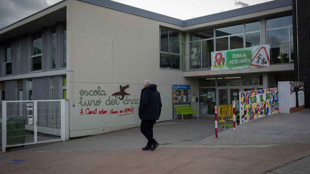 Una pintada en la fachada de la escuela 'Turó del drac' de Canet de Mar