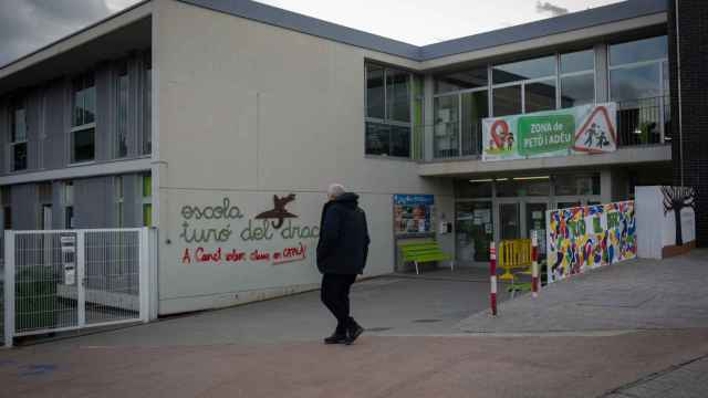 Una pintada contra el 25% de castellano en la fachada de la escuela 'Turó del Drac' de Canet de Mar