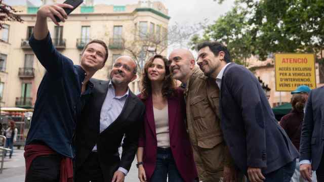 La presidente de la Comunidad de Madrid, Isabel Díaz Ayuso (c), y el candidato del PP a las elecciones catalanas, Alejandro Fernández (2i), se toman una foto durante un paseo por el barrio de Sarrià