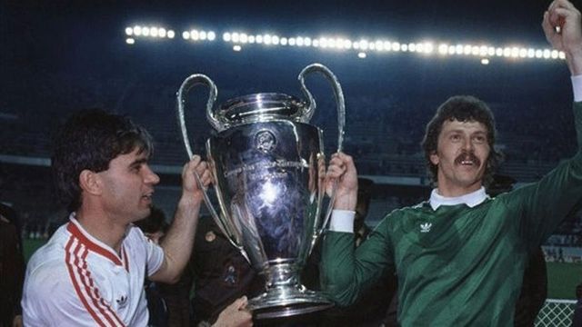 El Steaua de Bucarest levantando la Copa de Europa de 1986 en Sevilla