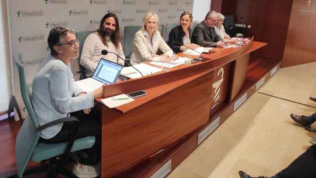 Olga Pané (1i), del Cercle de Salut, con los cinco diputados participantes