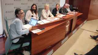 Olga Pané (1i), del Cercle de Salut, con los cinco diputados participantes