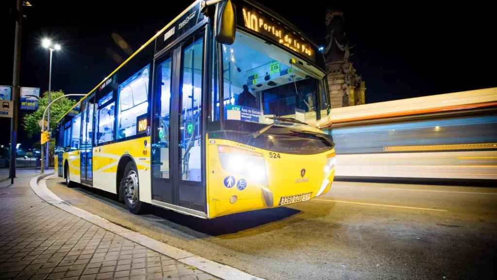 La sede de Transvia y dos vehículos de transporte colectivo