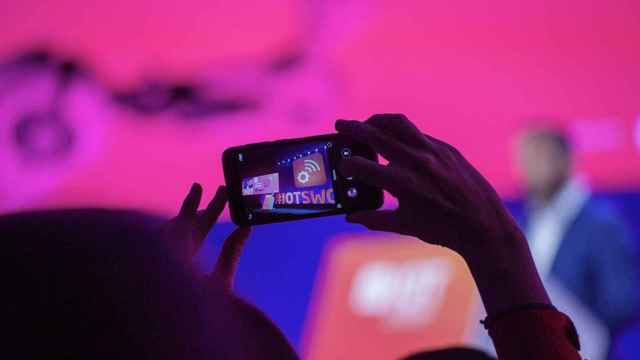 Una persona hace una foto con su móvil en el IOTSWC 2023
