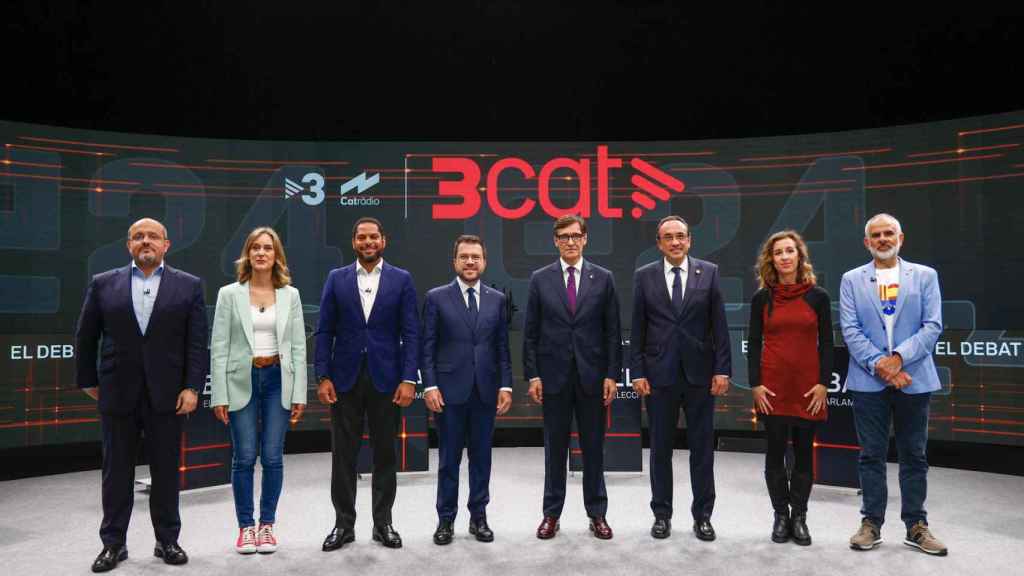 Los candidatos a la presidencia de la Generalitat, Salvador Illa (PSC) (4d), Pere Aragonès (ERC) (4i), Ignacio Garriga (Vox) (3i), Carlos Carrizosa (Cs) (d), Jessica Albiach (Comuns Sumar) (2i), Laia Estrada (CUP) (2d) y Alejandro Fernández (PPC) (i), y el número tres de la candidatura de JxCat, Josep Rull (3d), participan en el debate organizado por TV3 y Catalunya Ràdio