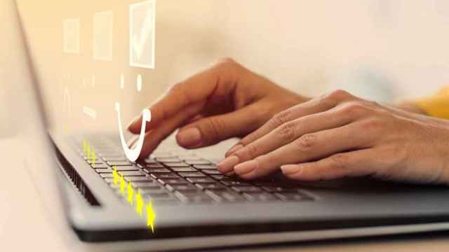 Mujer teclea un portátil