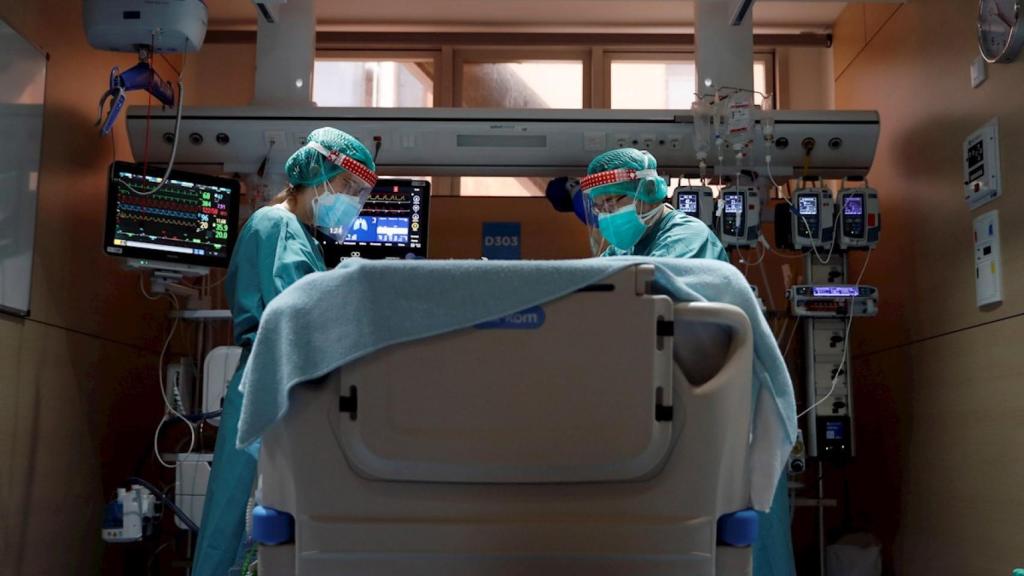 Dos sanitaris a la UCI de l'Hospital Vall d'Hebron de Barcelona