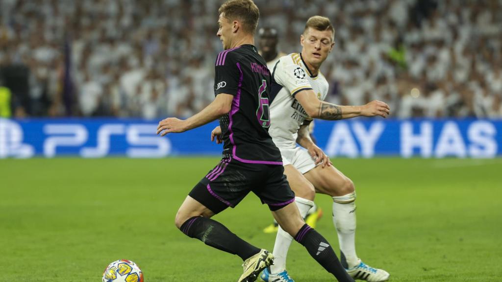 Joshua Kimmich dribla a Toni Kroos en el Real Madrid-Bayern