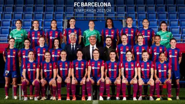 Joan Laporta, junto a la plantilla del Barça Femenino, en la foto oficial de la 2023-24