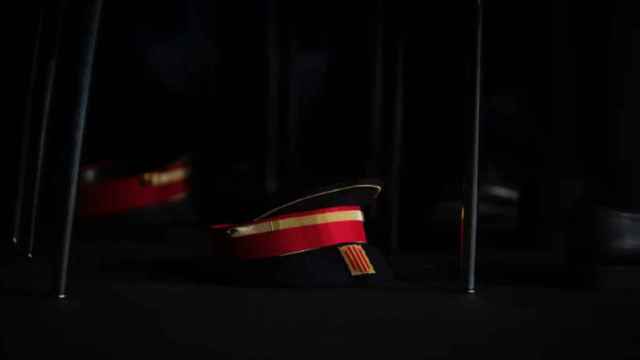 Una gorra de un agente de los Mossos d'Esquadra DAVID ZORRAKINO - EUROPA PRESS