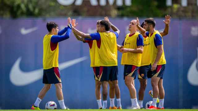 Los futbolistas del Barça, durante un entrenamiento en la Ciutat Esportiva