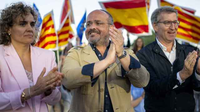 La candidata del PP a las elecciones europeas, Dolors Montserrat, el candidato del PP Alejandro Fernández y el presidente del partido PP Alberto Núñez Feijóo se hace un selfie durante un mitin del PP, en L'Hospitalet de Llobregat, a 10 de mayo de 2024, en Barcelona, Catalunya (España). Este acto es el último del PP en la campaña electoral catalana