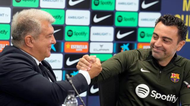 Xavi Hernández y Joan Laporta, en una rueda de prensa en la Ciutat Esportiva