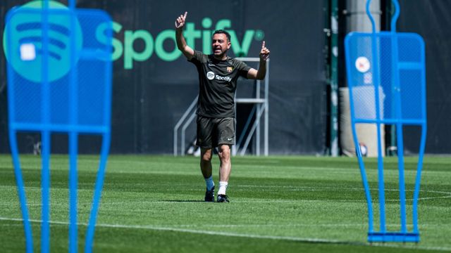 Xavi Hernández dirige un entrenamiento del Barça antes de medirse a la Real Sociedad