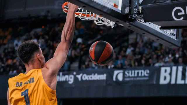 Oscar Da Silva anota una canasta contra el Bilbao Basket