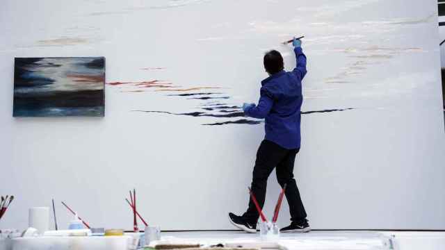 'Performance' de Alberto Reguera en el Museo Thyssen Bornemisza de Madrid, en el marco de su exposición individual Homenaje a Aert van der Neer.