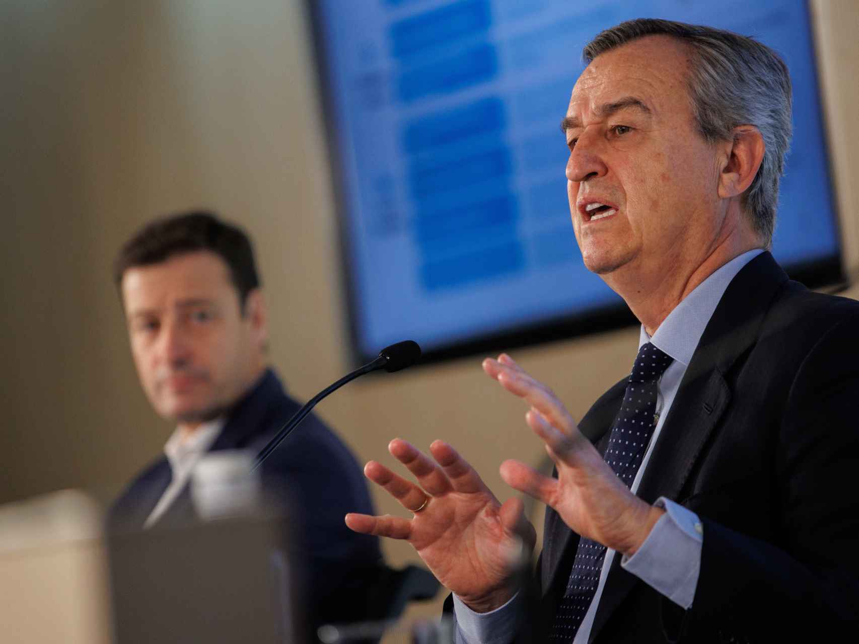 El CEO de Banco Sabadell, César González-Bueno, en primer plano, junto al director financiero, Leopoldo Alvear / EP