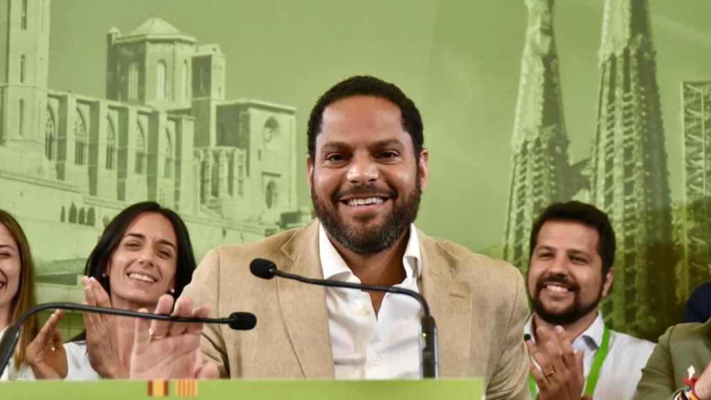 El candidato de Vox a la Generalitat de Cataluña, Ignacio Garriga, tras votar en el Centro Cívico Villa Florida este domingo