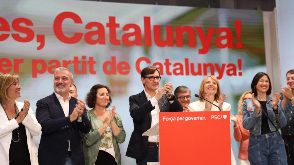 El candidato del PSC, Salvador Illa, y otros dirigentes del partido celebrando la victoria este 12M