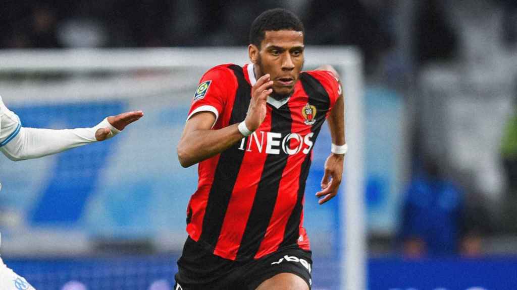 Jean-Clair Todibo esprinta por el balón en un partido con el Niza