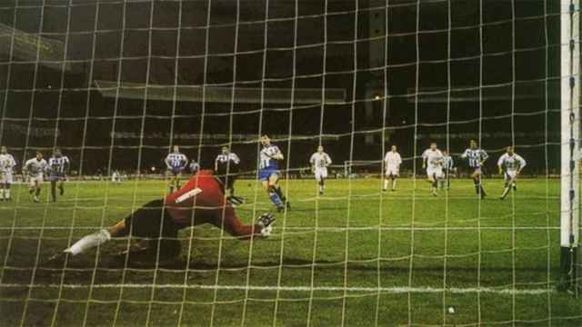 González detiene el penalti lanzado por Djukic