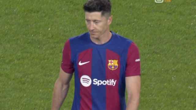 Robert Lewandowski se marcha sustituido con cara de pocos amigos en el Barça-Real Sociedad