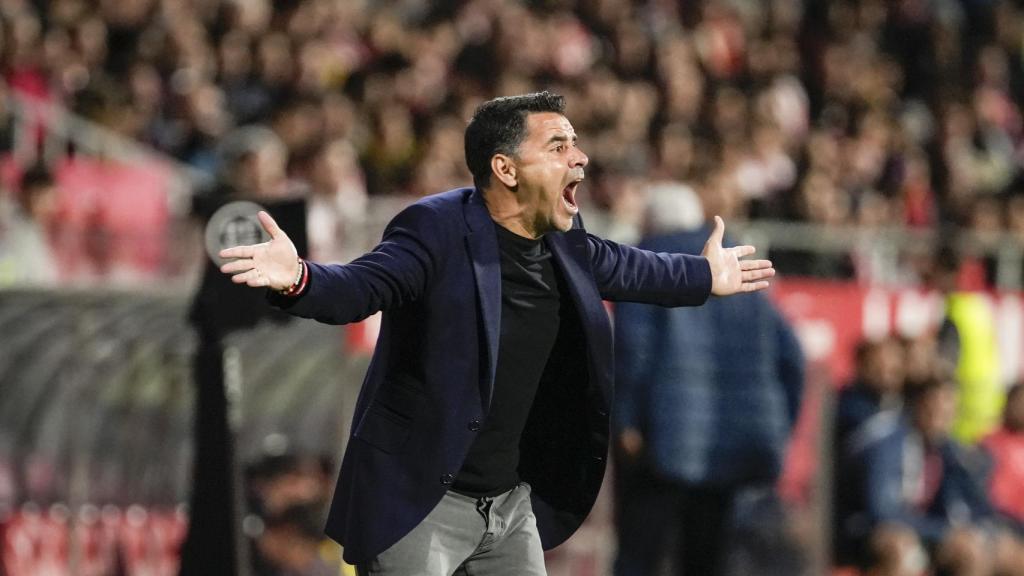 Míchel Sánchez protesta airadamente durante el Girona-Villarreal