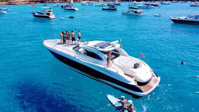 Barco de lujo sobre aguas transparentes