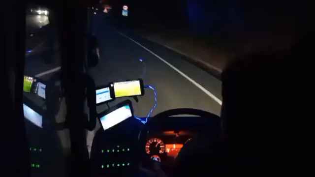 Un autobusero de Sagalés mira un partido de fútbol mientras circula por la autopista