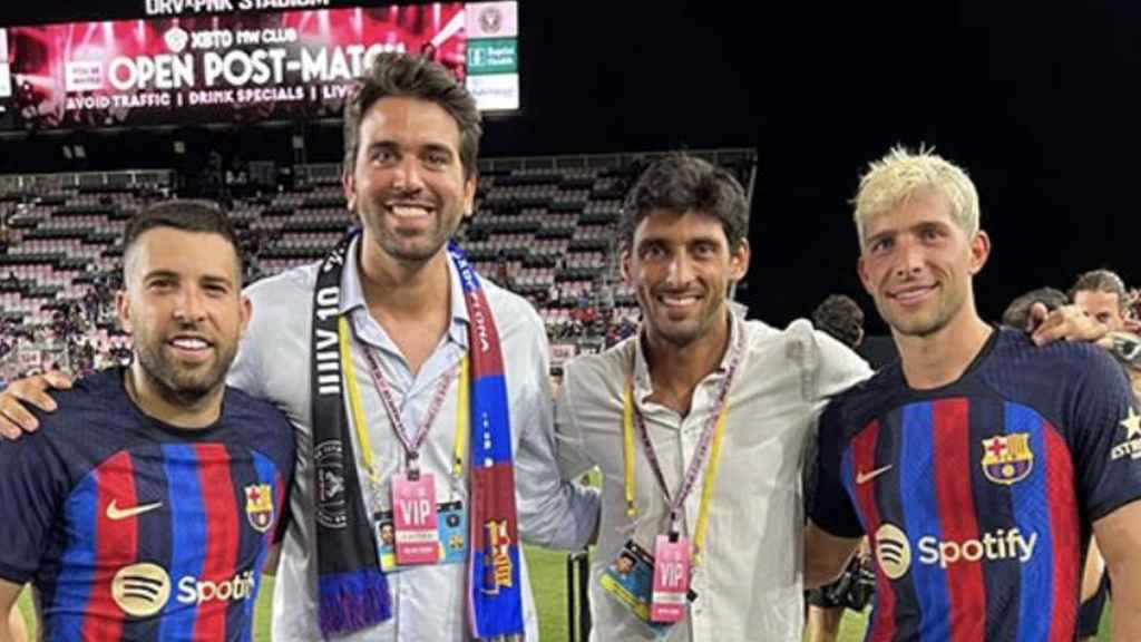 Jordi Alba i Sergi Roberto, juntament amb els dirigents d'ISL, a la gira de pretemporada de 2022