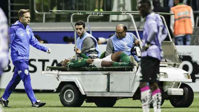 Endrick, estrella fichada por el Real Madrid, sale en camilla tras una lesion con el Palmeiras